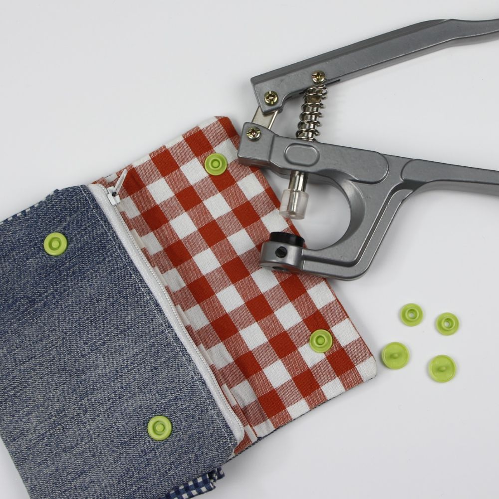 Hand pliers for push buttons and pins (KamSnaps)